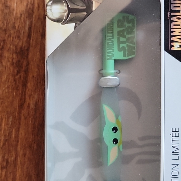Disney Store Star Wars Mandalorian Special Edition Collector Opening Key - Picture 3 of 5